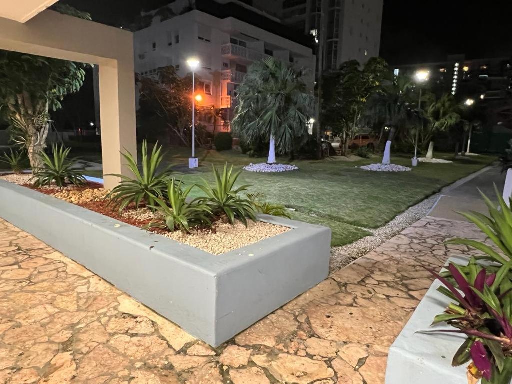 Hobie Oceanfront Apartment At Isla Verde Сан Хуан Екстериор снимка